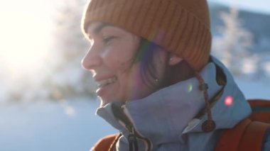 Dişlerinde diş teli olan gülümseyen bir kadın.