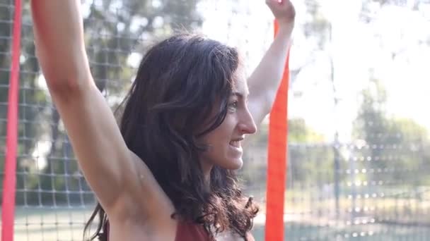 Mädchen beim Turnen mit einem gymnastischen Gummiband, — Stockvideo
