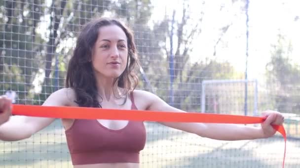 Ragazza che si esercita con un elastico ginnico, — Video Stock