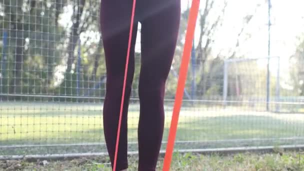 Meisje trainen met een gymnastiek elastiekje, — Stockvideo