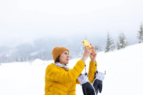 Eine Lächelnde Frau Macht Vor Der Kulisse Winterlicher Berge Und — Stockfoto