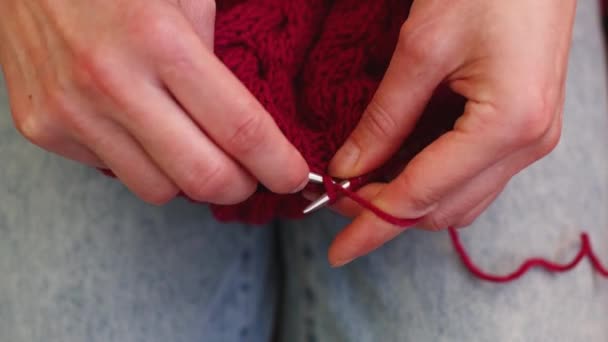 Вязание женщин, женские руки крупным планом — стоковое видео