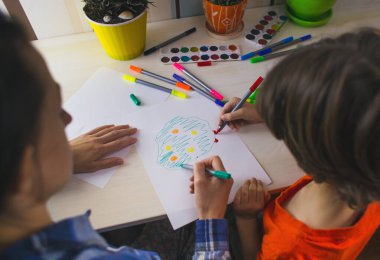 Sanat dersi, öğretmenden bireysel ders, öğretmenden çocuk sanat terapisi görür.