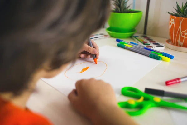 Der Junge Zeichnet Mit Filzstiften Auf Papier Das Kind Beschäftigt — Stockfoto