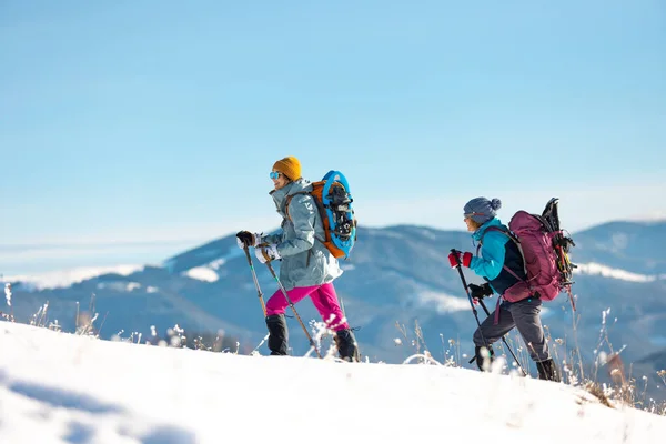 Dwie Kobiety Spacerują Śniegu Podczas Zimowej Wędrówki Dwie Górach Zimą — Zdjęcie stockowe