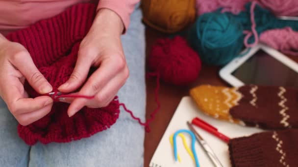 Donna sta lavorando a maglia, palle di filo di lana — Video Stock