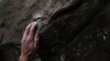 Tırmanışçılar elleri yakın, sporcular düşerler.