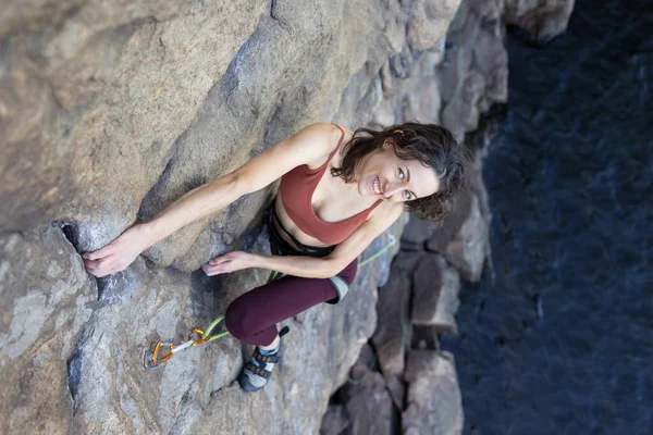 Hermosa Chica Sube Roca Escalada Deportiva Naturaleza Deporte Extremo Fitness —  Fotos de Stock