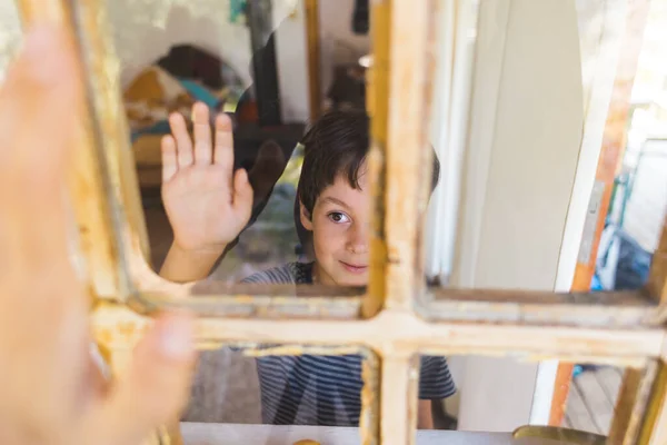 Nyfiken Pojke Tittar Genom Fönstret Porträtt Pojke Observation Genom Fönstret — Stockfoto