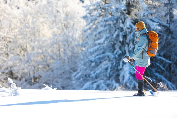 Een Vrouw Loopt Sneeuwschoenen Sneeuw Winterwandelen Een Persoon Bergen Winter — Stockfoto