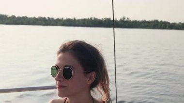 Genç kız bir yatta dinleniyor.