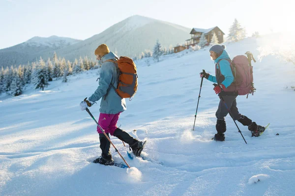 Dos Mujeres Caminan Raquetas Nieve Nieve Trekking Invierno Dos Personas —  Fotos de Stock