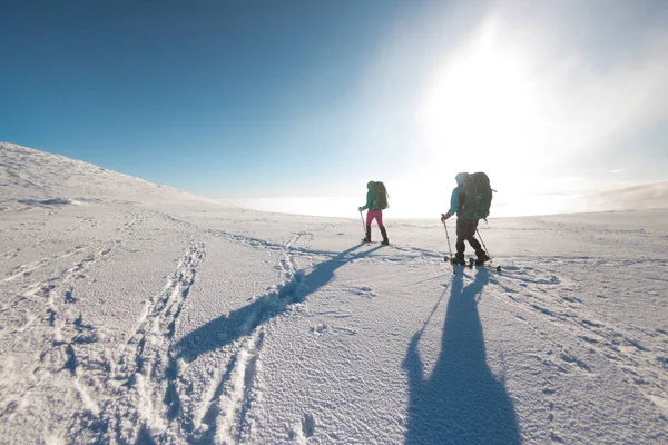 Dvě Ženy Chodí Sněžnicích Sněhu Zimní Trekking Dva Lidé Horách — Stock fotografie