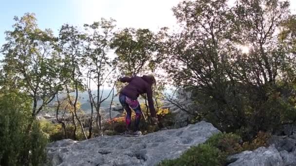 Lány séta a természetben naplementekor, lassított felvétel — Stock videók