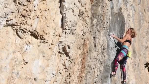 美丽的女孩爬上岩石 — 图库视频影像