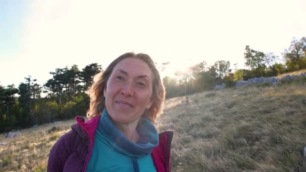 Femme marchant dans la nature au coucher du soleil, au ralenti — Video