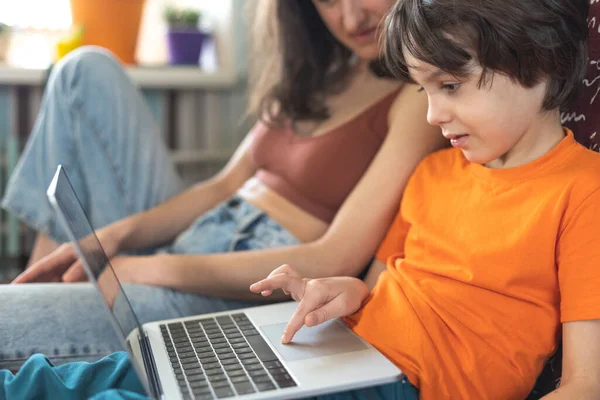 Žena Dítětem Sedí Laptopu Chlapec Tráví Čas Svou Matkou Doma — Stock fotografie