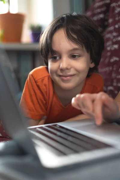 Een Vrouw Met Een Kind Zit Achter Een Laptop Een — Stockfoto