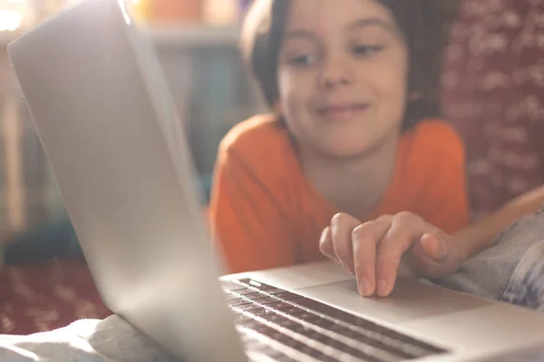 Egy Egy Laptopnál Egy Gyerekkel Egy Fiú Otthon Tölti Idejét — Stock Fotó