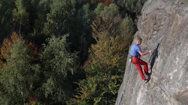 Alpinista desce em uma corda — Vídeo de Stock