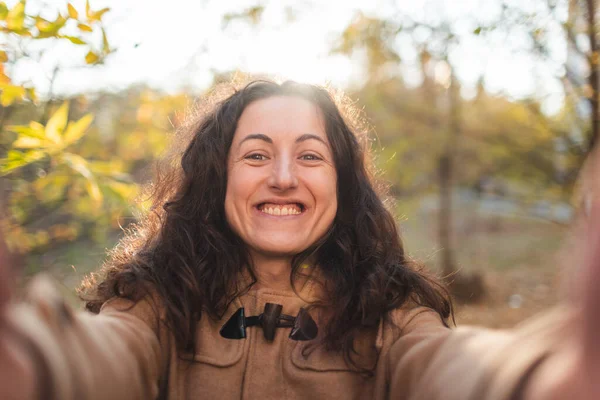 Bella Giovane Ragazza Selfie Durante Una Passeggiata Autunnale Nel Parco — Foto Stock