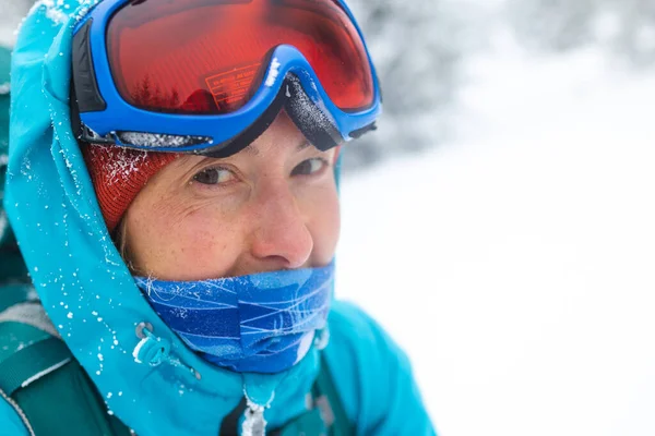 Portrait Alpiniste Lunettes Snowboard Randonnée Fille Randonnée Hivernale Femme Montagne — Photo
