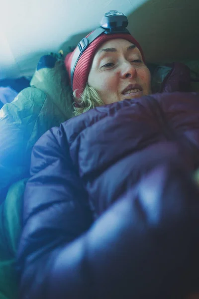 Frau Schlafsack Zelt Wintertrekking Eine Frau Mit Stirnlampe Liegt Schlafsack — Stockfoto