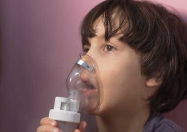 Çocuk solunum yapıyor, çocuk ilacı maskeyle soluyor, nebulizatör maskesi, hastalığın tedavisi...