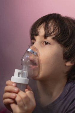 Çocuk solunum yapıyor, çocuk ilacı maskeyle soluyor, nebulizatör maskesi, hastalığın tedavisi...
