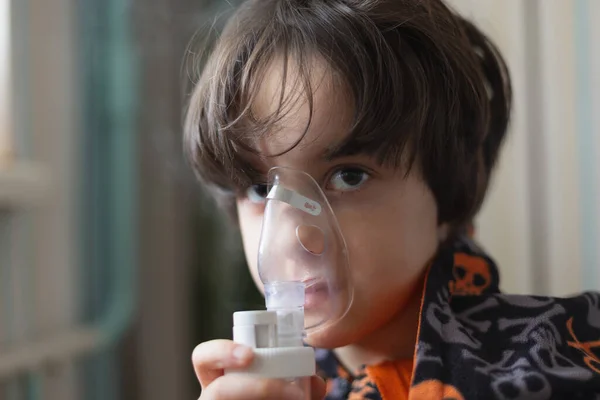 Het Kind Inhaleert Jongen Inhaleert Het Geneesmiddel Het Masker Vernevelaar — Stockfoto