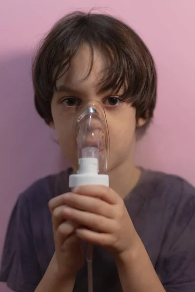 Criança Faz Inalação Menino Inala Medicamento Através Máscara Máscara Nebulizador — Fotografia de Stock