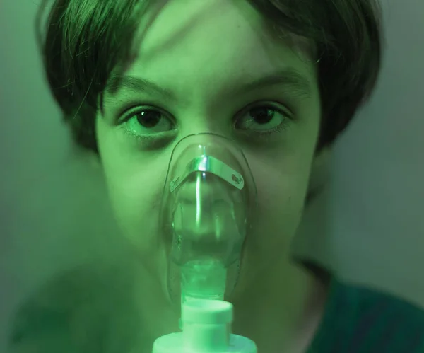 Dítě Provádí Inhalaci Chlapec Inhaluje Lék Přes Masku Nebulizátorovou Masku — Stock fotografie