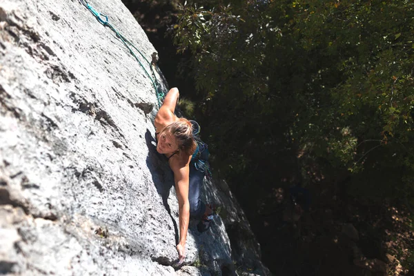 Menina Rock Escalador Sobe Rocha Contra Fundo Floresta Outono Céu — Fotografia de Stock