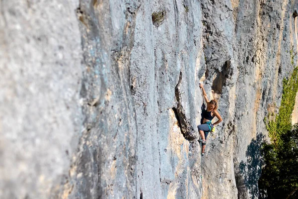Ein Starkes Mädchen Erklimmt Einen Felsen Großer Höhe Ein Bergsteiger — Stockfoto