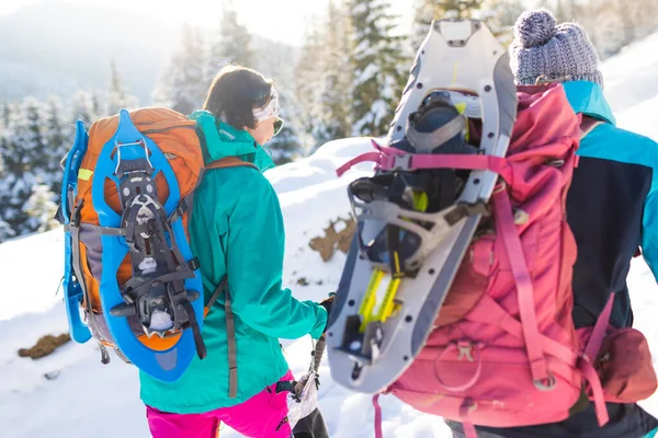 Дві Жінки Ходять Снігоходами Рюкзаках Зимові Походи Дві Людини Горах — стокове фото