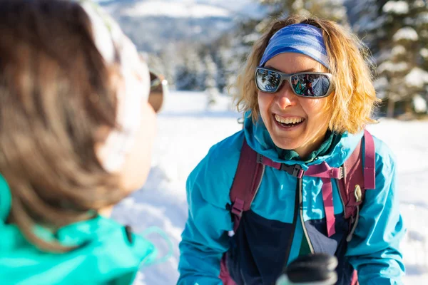 Dwie Kobiety Chodzą Śniegu Zimą Trekking Dwie Osoby Górach Zimą — Zdjęcie stockowe