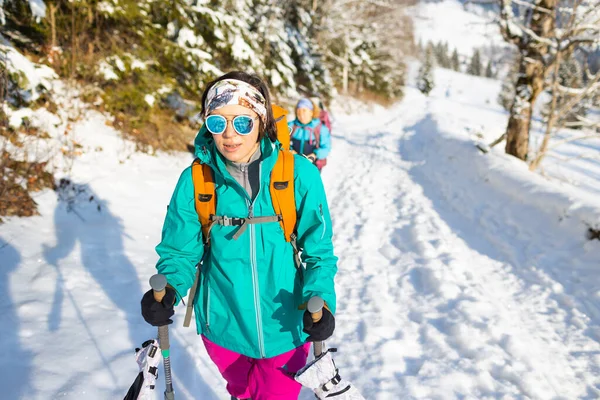 两个女人在雪地里散步 冬天徒步旅行 两个人在山上过冬 带着远足装备 — 图库照片