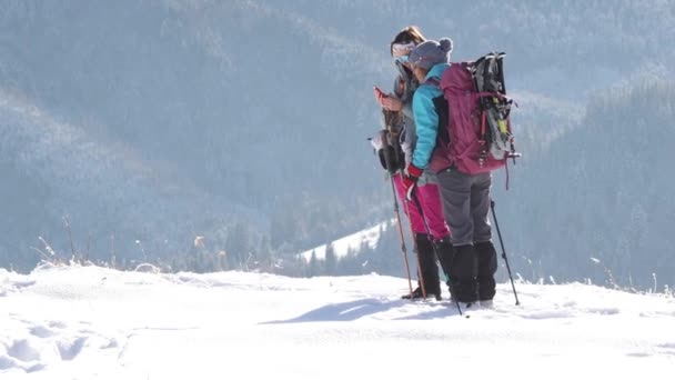 Dvě ženy na vrcholu hory kontrolují navigaci na chytrém telefonu — Stock video