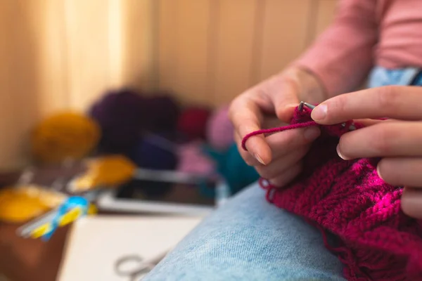 Vrouw Breien Vrouwelijke Handen Close Een Vrouw Bezig Met Handwerk — Stockfoto