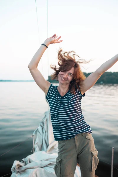Усміхнена Дівчина Яхті Молода Жінка Розважається Яхті Портрет Жінки Тлі — стокове фото