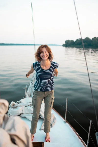 ヨットで笑顔の女の子 ヨットで楽しんでいる若い女性 海と空を背景にした女性の肖像画 — ストック写真