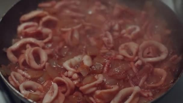 Anéis de lula cozinham-se em uma panela, cozinhando um prato de frutos do mar — Vídeo de Stock