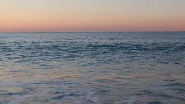 Gün batımında okyanus dalgaları — Stok video