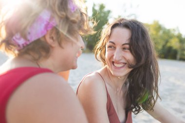 Sevimli lezbiyen bir çiftin portresi. İki kız birbirlerine bakıyorlar. Aşk ve tutum. LGBT kavramı