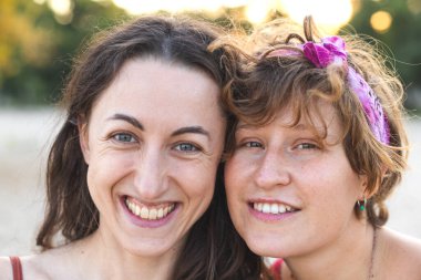 Sevimli lezbiyen bir çiftin portresi. İki kız bir araya geliyor. Homoseksüel ilişkiler. LGBT kavramı