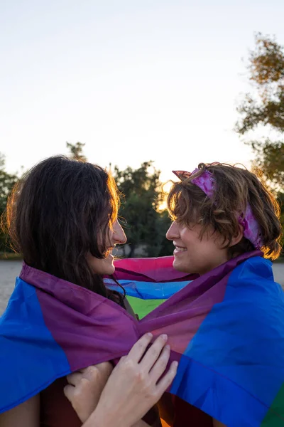 Joven Pareja Lesbiana Abraza Tiernamente Bandera Del Arco Iris Calle —  Fotos de Stock
