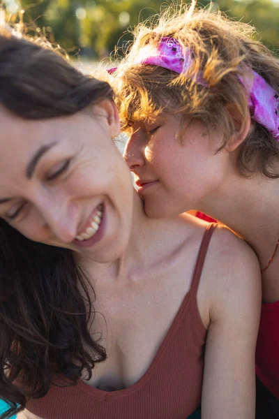 Dwie Dziewczyny Przytulić Lesbijskie Para Spędza Czas Razem Równość Czułość — Zdjęcie stockowe