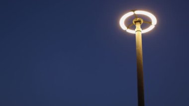 Gece gökyüzünün arka planına karşı fener