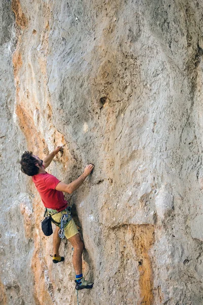 男性は極端なスポーツに従事しており 登山家はトルコの岩 強さと持久力の訓練について訓練しています — ストック写真