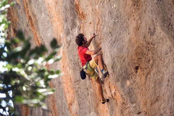 Hombre Dedica Los Deportes Extremos Escalador Está Entrenando Rocas Turcas —  Fotos de Stock